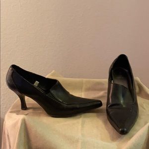 Black pumps with heel
